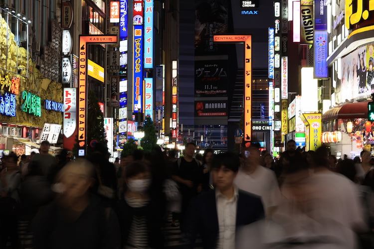 The bustling nightlife of the Shinjuku tourism district in Tokyo is popular with photographers for obvious reasons. This setting put the ISO capabilities of the R10 to the test. Image